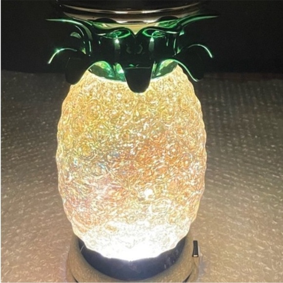 [Bath & Body Works] NWT PINEAPPLE GLITTER WATER-GLOBE LIGHT UP CANDLE
HOLDER - Picture 6 of 11